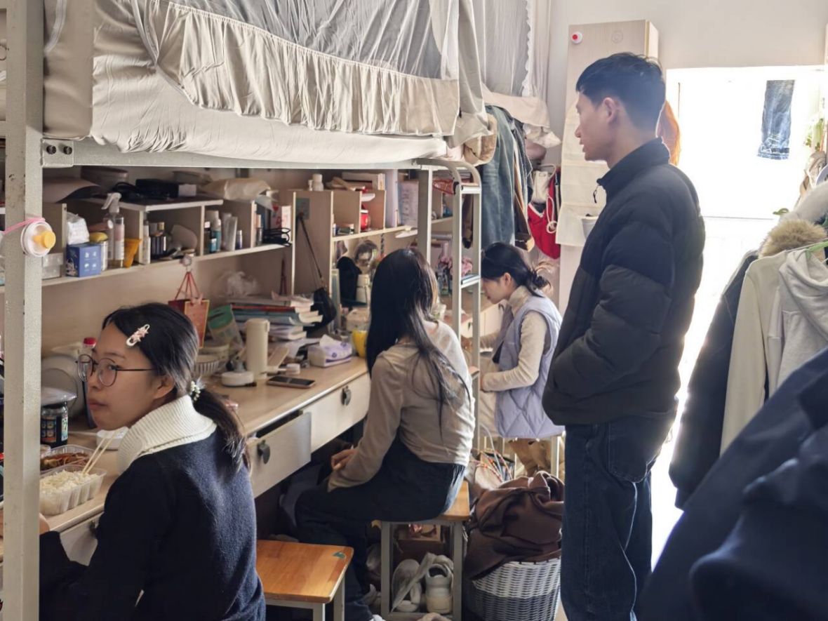 男人和女人在厨房里 AI 生成的内容可能不正确。