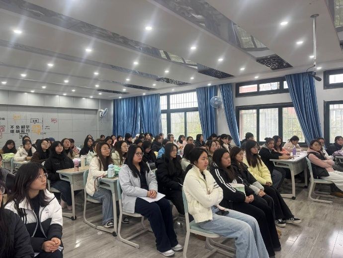 餐厅里的人们AI 生成的内容可能不正确。