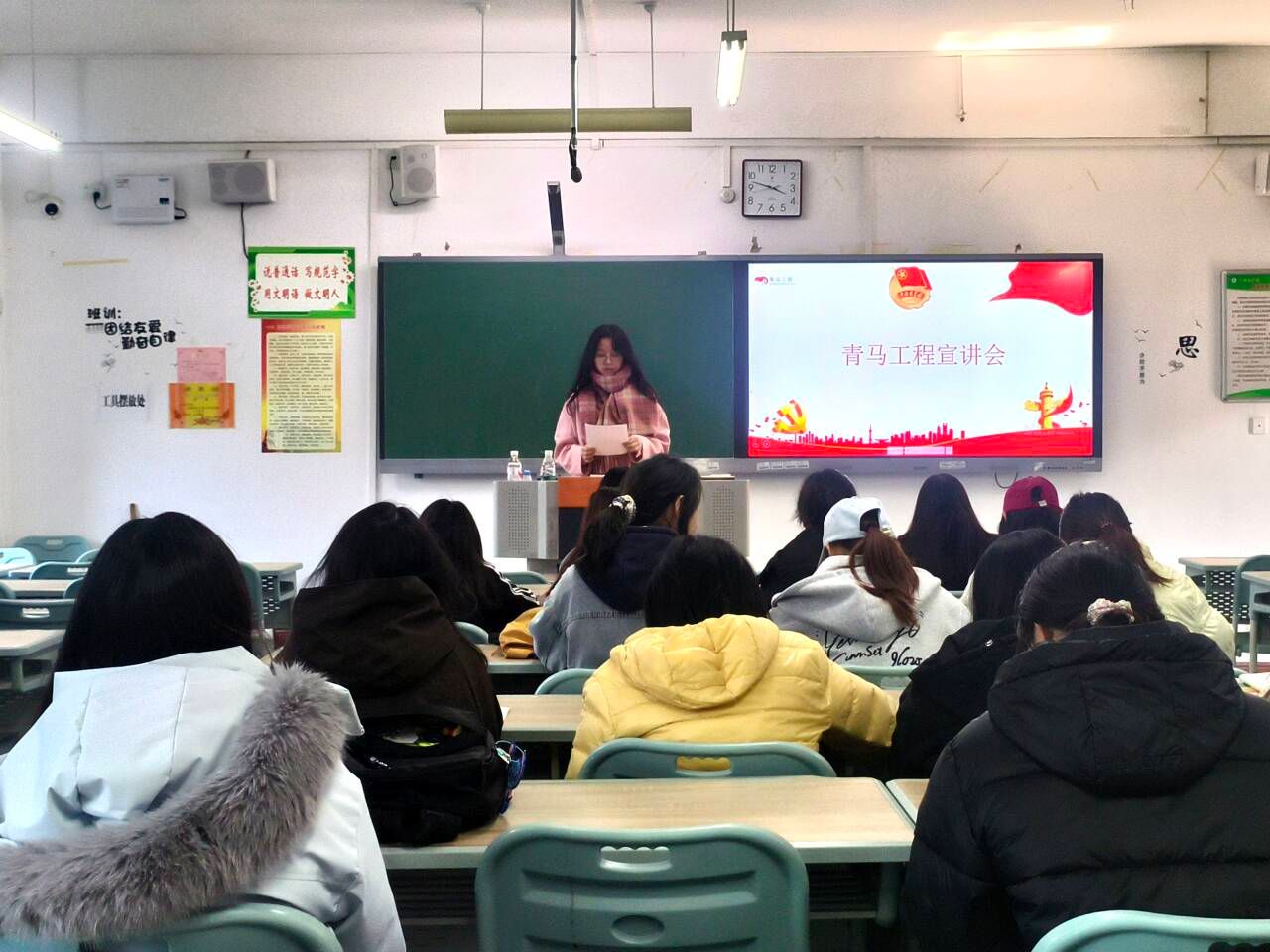 一群人在房间里 AI 生成的内容可能不正确。