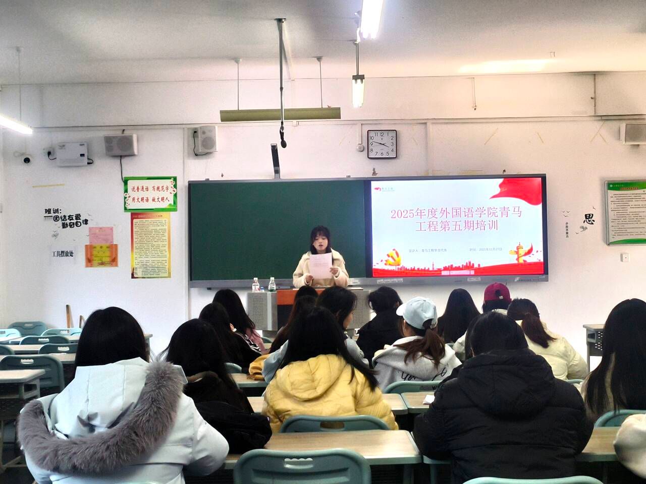 会议室里的人们 AI 生成的内容可能不正确。